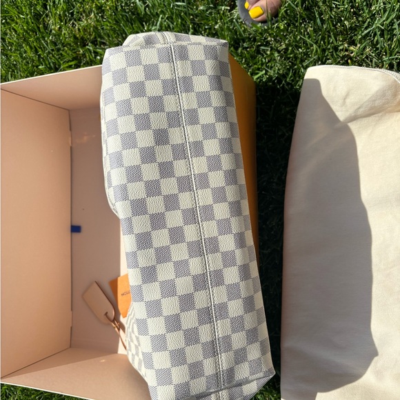 Graceful MM pink and white checkered hobo purse.
PLS DO NOT ASK ME TO SEND PICS - Picture 5 of 7